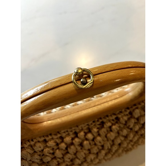 Vintage Excellent Condition Beige Woven Raffia Bag Wood Handle, Gold Clasp - Picture 4 of 7